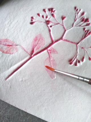 Ritoccate le parti da colorare con un pennellino usando il colore molto diluito (Foto 7). Ritoccate le parti da colorare con un pennellino usando il colore molto diluito (Foto 7).