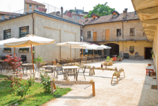 La location Cascina Cuccagna per la MDW 2019 ospita il progetto De Rerum Natura, in cui sarà allestita la mostra di Laura Traldi, Design Collisions – The power of collective ideas.