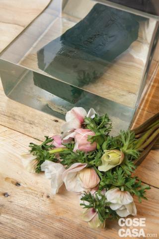 In un contenitore pieno d’acqua appoggiare delicatamente la mattonella di spugna e lasciarla inzuppare: una volta depositata sul fondo, sarà pronta. Evitate di spingerla sul fondo, per evitare che rimangano punti asciutti (che non daranno acqua ai fiori). In un contenitore pieno d’acqua appoggiare delicatamente la mattonella di spugna e lasciarla inzuppare: una volta depositata sul fondo, sarà pronta. Evitate di spingerla sul fondo, per evitare che rimangano punti asciutti (che non daranno acqua ai fiori).