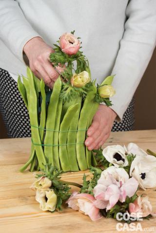 Con il coltellino tagliare l’altezza degli steli degli anemoni a circa 6-7 cm. Poi introdurre nella spugna i fiori, iniziando dagli angoli e lasciandoli sporgere leggermente. Accompagnarli per evitare che gli steli si spezzino. Con il coltellino tagliare l’altezza degli steli degli anemoni a circa 6-7 cm. Poi introdurre nella spugna i fiori, iniziando dagli angoli e lasciandoli sporgere leggermente. Accompagnarli per evitare che gli steli si spezzino.