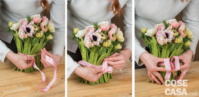 Il nastro ha i bordi rinforzati, utili per mantenerlo nella forma voluta. Il colore scelto è rosa tenue, che richiama uno dei fiori. Avrebbe potuto essere adatto anche un fiocco color avorio o verde come le foglie. Il nastro ha i bordi rinforzati, utili per mantenerlo nella forma voluta. Il colore scelto è rosa tenue, che richiama uno dei fiori. Avrebbe potuto essere adatto anche un fiocco color avorio o verde come le foglie.