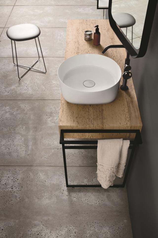 lavabo da appoggio Panier 42 nella composizione Code 17 di Arbi Arredobagno è realizzato in ceramica lucida bianca per bagno piccolo lavabo da appoggio Panier 42 nella composizione Code 17 di Arbi Arredobagno è realizzato in ceramica lucida bianca per bagno piccolo
