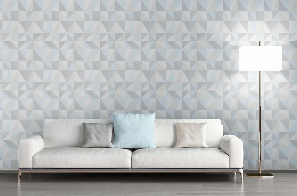 Una fantasia geometrica declnata nelle delicate tonalità pastello per la superficie della carta da parati in vinile 351813 A.S. Création Björn in vendita da Bricoflor. Sta bene accostata ad un divano bianco con cuscini azzurri e grigio chiaro che riprendono le nuances sulla parete. Misura L 10,05 x H 0,53 metri. Prezzo 19,95 euro/rotolo. www.bricoflor.it