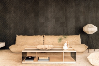 Dà vita ad un suggestivo effetto vegetale in grande formato la carta da parati Matières végétales della linea Buri di Elitis che è realizzata in vinile su un supporto di carta. L'aspetto materico della superficie e la colorazione intensa portano un tocco di esotismo in soggiorno. Un rotolo misura L 10 x H 1 metri. Prezzo 24 euro al mq. www.elitis.fr