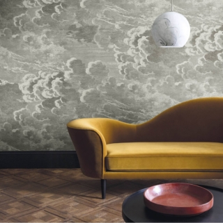 Nuvole tempestose nelle sfumature del grigio per l'iconica carta da parati Nuvolette di Fornasetti che ricorda le antiche incisioni; è realizzata in 100% carta. Sta bene abbinata al parquet in legno con uno stile classico. Misura L 10 metri x H 68,5 cm. Prezzo 510 euro (per 2 rotoli). www.fornasetti.com