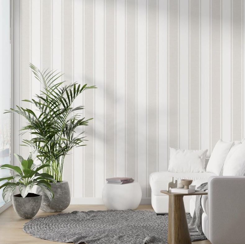 La carta da parati in vinilico Riga bianco (Ref. 82647393) in vendita da Leroy Merlin ha un luminoso decoro con larghe righe bianche e grigio chiaro: è la soluzione ideale per un soggiorno arredato nelle sfumature del bianco. È realizzata con una base in tessuto non tessuto (TNT) che la rende più resistente agli urti, alle macchie, all'umidità e ai raggi UV; inoltre, è smacchiabile. Misura L 10,05 metri x H 53 cm. Prezzo 47,99 euro. www.leroymerlin.it