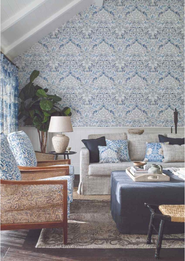 Un disegno damascato nei toni del blu per la carta da parati Simply Severn (art. 217075) di Morris & Co in vendita su Parati Design che dà vita ad un'atmosfera elegantemente classica. È realizzata in tessuto non tessuto ed è spugnabile; inoltre, è resistente al fuoco. Il rollo misura L 10,05 metri x H 68,6 cm.  Prezzo 199,99 euro/rollo. www.paratidesign.com