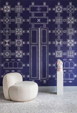 La carta da parati Mosaico della collezione Nuova Pompei di Misha è prodotta artigianalmente e il decoro, geometrico e modulare,  rilegge  in chiave contemporanea dei pavimenti dell’Antica Pompei: dei veri propri quadri mosaicati eseguiti secondo la tecnica greca del “tappetino”. Prezzo su richiesta. www.mishawallcoverings.com