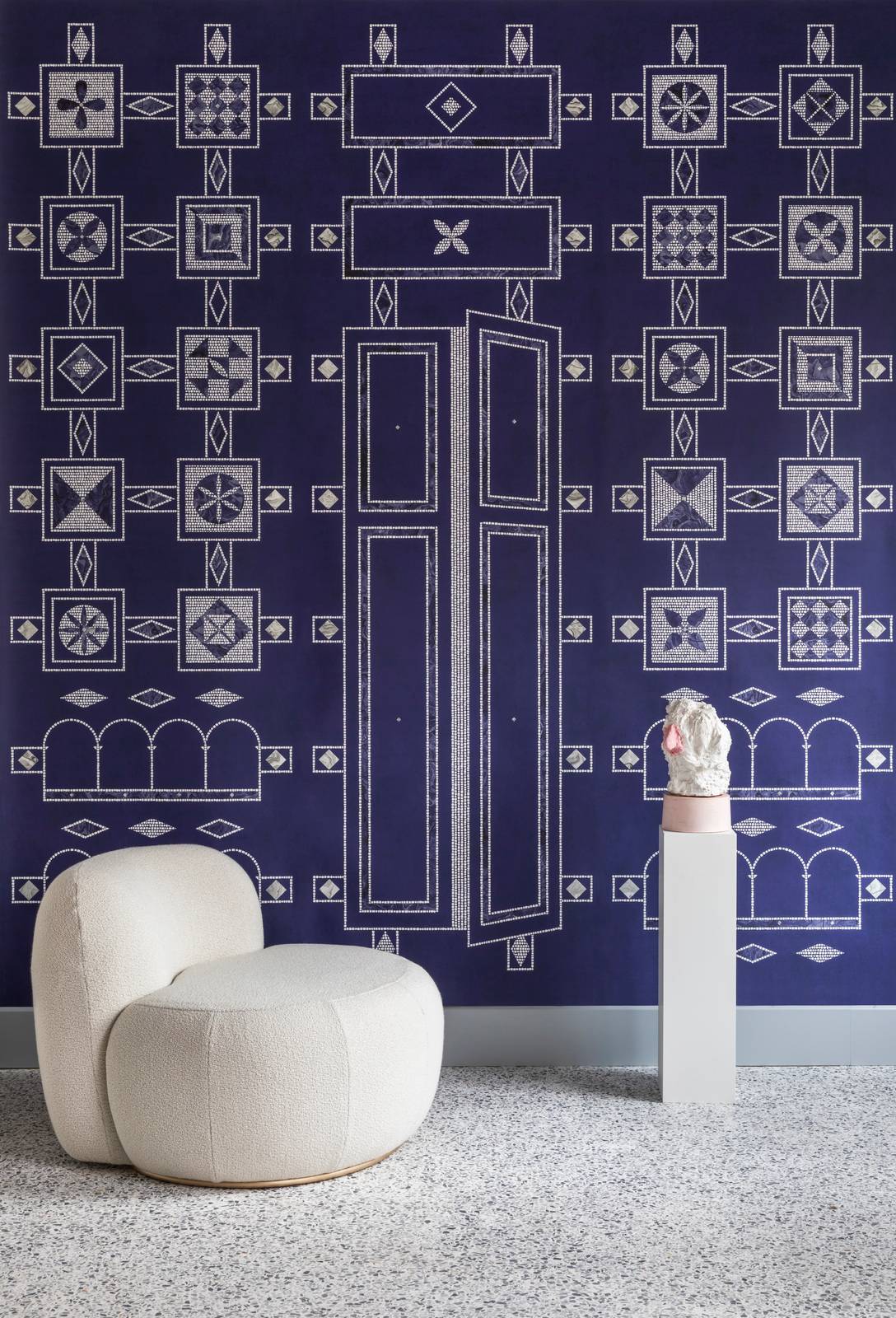 La carta da parati Mosaico della collezione Nuova Pompei di Misha è prodotta artigianalmente e il decoro, geometrico e modulare,  rilegge  in chiave contemporanea dei pavimenti dell’Antica Pompei: dei veri propri quadri mosaicati eseguiti secondo la tecnica greca del “tappetino”. Prezzo su richiesta. www.mishawallcoverings.com