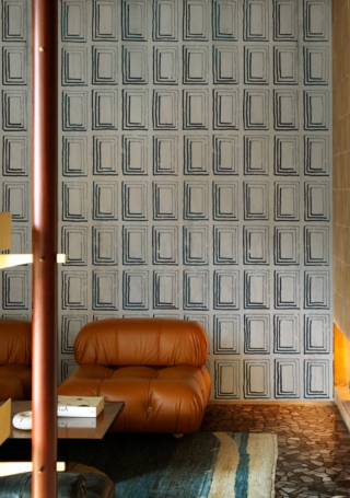 Quasi un'illusione ottica con Quadratura di Wall&decò, la carta da parati con un raffinato motivo geometrico che si rifà alle tecniche pittoriche del passato. È realizzata su misura, è  lavabile e offre un'eccellente resistenza agli urti. Prezzo su richiesta. www.wallanddeco.com