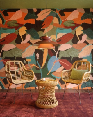 La carta in tessuto non tessuto, con rivestimento vinilico in rilievo, Tagua di Fischbacher 1819 è decorata da un fitto motivo floreale astratto che è stato dipinto a mano in studio con gouache e pastelli a cera. È resistente alla luce, antigraffio e facile da pulire perché lavabile. Prezzo su richiesta. www.fischbacher1819.com