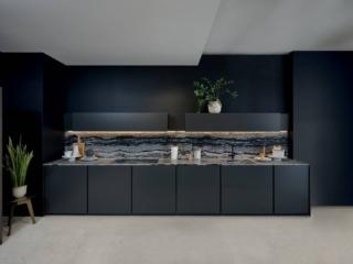 Altea di Maistri garantisce una maggiore capacità di contenimento grazie ai nuovi moduli da 75 cm. Le ante sono in laccato opaco lava. Il piano di lavoro, realizzato nell'innovativo materiale Cambria,  è illuminato dalla luce retropensile che si attiva al passaggio della mano sotto il pensile. Prezzo su richiesta. www.maistri.it