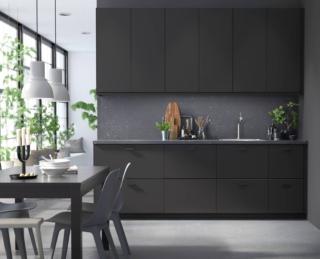 La composizione a parete di Ikea Italia con le ante KUNGSBACKA, caratterizzate da una lamina plastica nero opaco, presenta una superficie uniforme, resistente e facile da pulire. I frontali sono prodotti con materiali riciclati e sono dotati di maniglie geometriche ton sur ton.Un'anta misura L 60 x P 40 cm, prezzo 31 euro. www.ikea.com