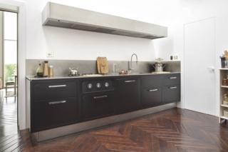 Ergonomica e sartoriale la cucina lineare Ego di Abimis: si sviluppa a parete e ha le basi con le ante in acciaio AISI 304, un metallo biologicamente neutro che non rilascia alcuna sostanza sugli alimenti, resiste alla corrosione e alle temperature, verniciato nero. La composizione, realizzata su misura con cura artigianale, è facile da pulire. Prezzo su richiesta. www.abimis.com