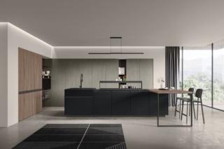 La composizione Kalì di Arredo3 è dominata dalla presenza della grande isola, attrezzata con i fuochi e con un tavolo snack laterale, che ha le basi nel nuovo PET riciclato Stromboli, resistente e pratico. Il piano dell'isola è in ceramica Iris dark Marquinia che armonizza nella colorazione. I moduli Maxxi delle colonne in laminato noce Imperial si alternano a quelli in laminato metal light, effetto ferro ossidato. Prezzo su richiesta. www.arredo3.it