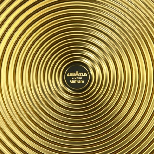 Lavazza alla Milano Design Week dà vita ad un’installazione immersiva immaginata da Gufram, dove la teatralità dell’allestimento custodisce il risultato prezioso di questa inedita ed originale collaborazione. Fulcro del progetto Banco Deséa è il design Premium della nuova macchina per caffè del sistema A Modo Mio Lavazza interpretata per l’occasione dallo spirito radicale di Gufram, brand riconosciuto come punto di riferimento della creatività per le sue sculture domestiche esposte nei più importanti musei del mondo. Lavazza alla Milano Design Week dà vita ad un’installazione immersiva immaginata da Gufram, dove la teatralità dell’allestimento custodisce il risultato prezioso di questa inedita ed originale collaborazione. Fulcro del progetto Banco Deséa è il design Premium della nuova macchina per caffè del sistema A Modo Mio Lavazza interpretata per l’occasione dallo spirito radicale di Gufram, brand riconosciuto come punto di riferimento della creatività per le sue sculture domestiche esposte nei più importanti musei del mondo.