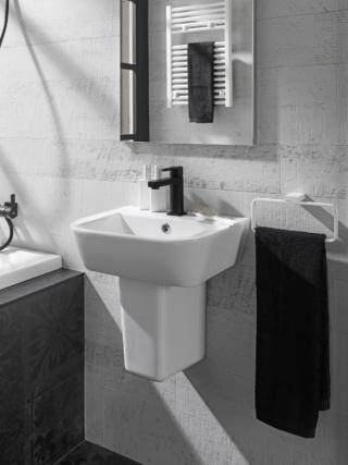 lavandino sospeso a semicolonna Urban C di Noken di Porcelanosa con troppopieno per bagno piccolo lavandino sospeso a semicolonna Urban C di Noken di Porcelanosa con troppopieno per bagno piccolo