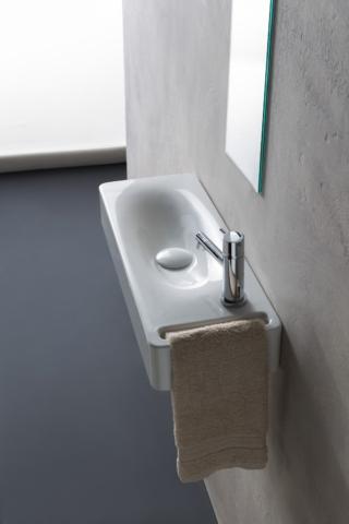 mini lavandino sospeso Hung di Scarabeo con design Emo e portasciugamani per bagno piccolo mini lavandino sospeso Hung di Scarabeo con design Emo e portasciugamani per bagno piccolo