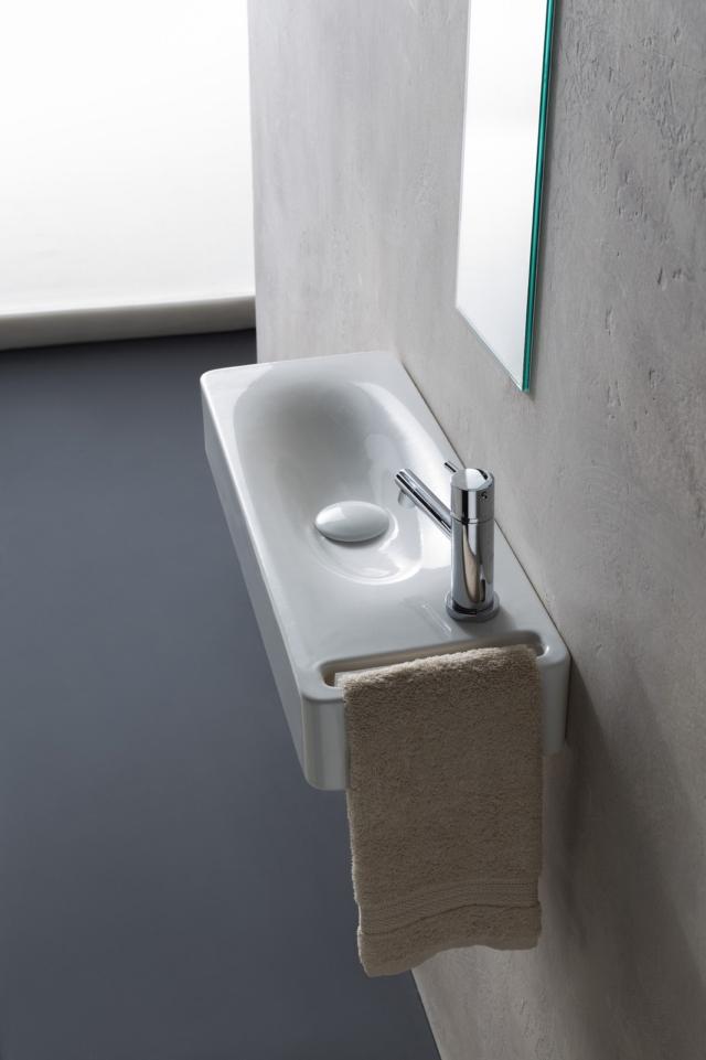 mini lavandino sospeso Hung di Scarabeo con design Emo e portasciugamani per bagno piccolo mini lavandino sospeso Hung di Scarabeo con design Emo e portasciugamani per bagno piccolo