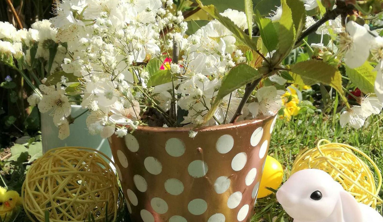 Decorazioni Pasquali Su Davanzale in Primavera. Uova Verniciate in Legno  Appese Su Ramoscelli Di Salice in Vaso Di Ceramica. Uova Fotografia Stock -  Immagine di fiori, fiamma: 213811332