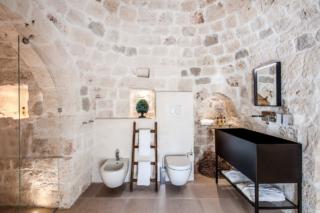 BAGNO casa di campagna a ostuni con recupero lamia e trullo