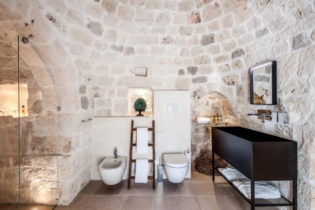 bagno con volte botte in pietra nella casa di campagna a ostuni con recupero lamia e trullo bagno con volte botte in pietra nella casa di campagna a ostuni con recupero lamia e trullo