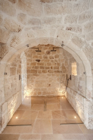 BAGNO casa di campagna a ostuni con recupero lamia e trullo