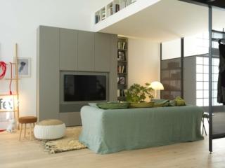 Freedhome con modulo TV multimedia (vano a scomparsa per le casse e i cavi di collegamento).