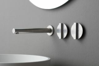 gruppo lavabo a 3 fori da incasso in acciaio spazzolato Puro di Grandform presenta maniglie affiancate con bocca da 22 cm, maniglia da 69 cm e aeratore anticalcare M21x1, vitone ceramico 1/4”giro. gruppo lavabo a 3 fori da incasso in acciaio spazzolato Puro di Grandform presenta maniglie affiancate con bocca da 22 cm, maniglia da 69 cm e aeratore anticalcare M21x1, vitone ceramico 1/4”giro.