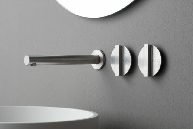 gruppo lavabo a 3 fori da incasso in acciaio spazzolato Puro di Grandform presenta maniglie affiancate con bocca da 22 cm, maniglia da 69 cm e aeratore anticalcare M21x1, vitone ceramico 1/4”giro. gruppo lavabo a 3 fori da incasso in acciaio spazzolato Puro di Grandform presenta maniglie affiancate con bocca da 22 cm, maniglia da 69 cm e aeratore anticalcare M21x1, vitone ceramico 1/4”giro.