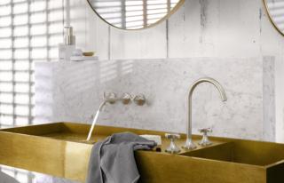 Vaia di Dornbracht è un rubinetto freestanding caratterizzato da un design elegante e progressivo che si adatta ad ambienti bagno sia tradizionali che moderni Vaia di Dornbracht è un rubinetto freestanding caratterizzato da un design elegante e progressivo che si adatta ad ambienti bagno sia tradizionali che moderni