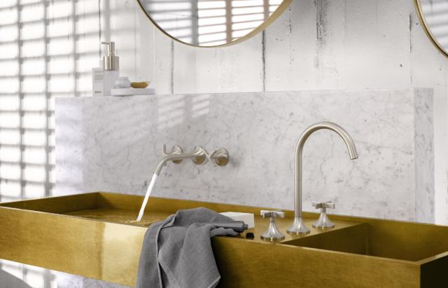 Vaia di Dornbracht è un rubinetto freestanding caratterizzato da un design elegante e progressivo che si adatta ad ambienti bagno sia tradizionali che moderni Vaia di Dornbracht è un rubinetto freestanding caratterizzato da un design elegante e progressivo che si adatta ad ambienti bagno sia tradizionali che moderni