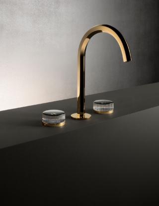 Venezia di Fantini è una batteria lavabo a tre fori con interasse bocca, limitatore di portata 5 l/min a 3 bar e manopole in cristallo molato sfaccettato e trasparente dal design classico ed elegante Venezia di Fantini è una batteria lavabo a tre fori con interasse bocca, limitatore di portata 5 l/min a 3 bar e manopole in cristallo molato sfaccettato e trasparente dal design classico ed elegante