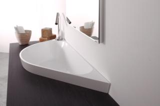lavabo a semi-incasso dalla particolare forma asimmetrica Horus di Mastella Design interamente realizzato in Ceramilux lavabo a semi-incasso dalla particolare forma asimmetrica Horus di Mastella Design interamente realizzato in Ceramilux
