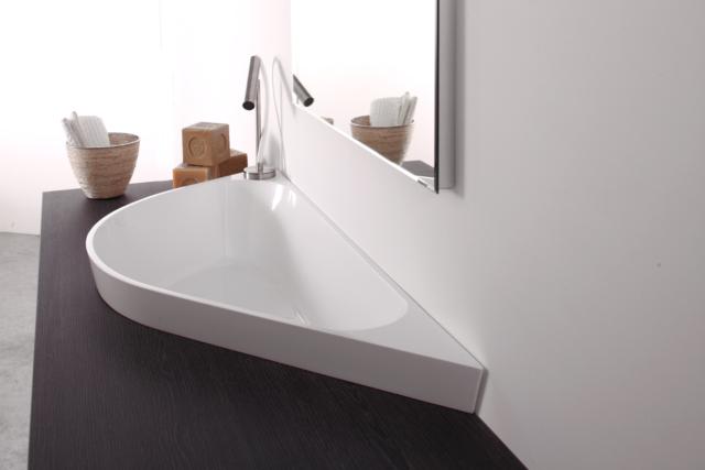 lavabo a semi-incasso dalla particolare forma asimmetrica Horus di Mastella Design interamente realizzato in Ceramilux lavabo a semi-incasso dalla particolare forma asimmetrica Horus di Mastella Design interamente realizzato in Ceramilux