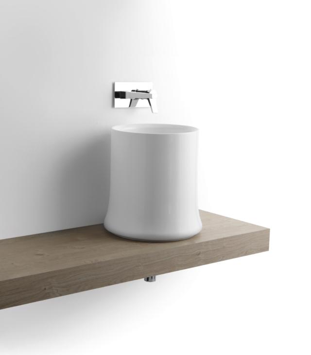 lavabo a forma di secchio in vitreous china Sharp 10 di Simas presenta bordo stondato ultrasottile di soli 3 mm. lavabo a forma di secchio in vitreous china Sharp 10 di Simas presenta bordo stondato ultrasottile di soli 3 mm.