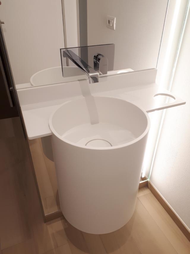 lavabo Triade Evolution di Planit, nella versione a muro tonda, è realizzato in Corian lavabo Triade Evolution di Planit, nella versione a muro tonda, è realizzato in Corian
