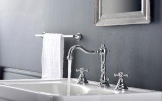 batteria lavabo a tre fori retrò Belinda (articolo FBLV055CR) di Rubinetterie Paffoni presenta la bocca orientabile e lo scarico automatico batteria lavabo a tre fori retrò Belinda (articolo FBLV055CR) di Rubinetterie Paffoni presenta la bocca orientabile e lo scarico automatico