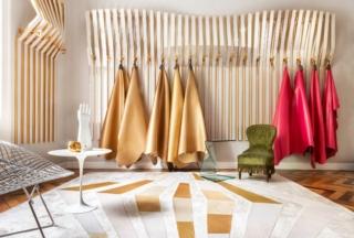 Tappeto New York (design Studio AquiliAlberg Architects) nato dalla partnership tra Illulian e Conceria Superior. Base seta naturale con accostamenti di pelli di vitello dal finishing pink gold, pure gold, specchiati e riflettenti. Dimensione 3x3 m. Tappeto New York (design Studio AquiliAlberg Architects) nato dalla partnership tra Illulian e Conceria Superior. Base seta naturale con accostamenti di pelli di vitello dal finishing pink gold, pure gold, specchiati e riflettenti. Dimensione 3x3 m.