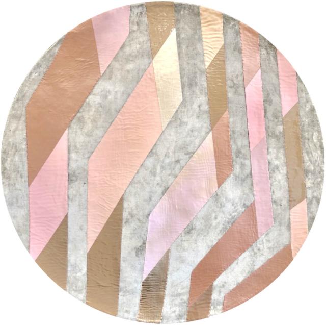 Il tappeto Tokyo (design Studio AquiliAlberg Architects per Illulian e Conceria Superior) è realizzato anche in versione tonda, con base seta grigio indaco e accostamenti di pelli vitello petalo, pink e gold pink per effetti di profondità di luce. Diametro 2,5 m. Il tappeto Tokyo (design Studio AquiliAlberg Architects per Illulian e Conceria Superior) è realizzato anche in versione tonda, con base seta grigio indaco e accostamenti di pelli vitello petalo, pink e gold pink per effetti di profondità di luce. Diametro 2,5 m.