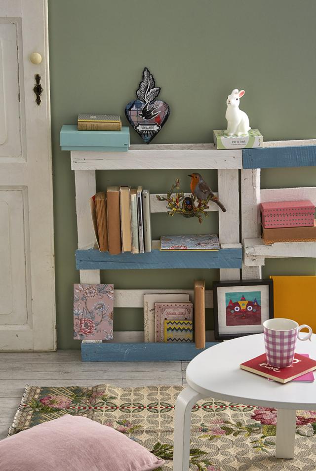 Didascalia foto: cuscino di lino colore rosa cipria, quaderni con decoro floreale di Zara Home; tazza rosa effetto vichy di Livellara; coniglietto bianco di Tiger; tappeto modello Garden City, pettirosso decorativo Little Jaky, cuore Ex-Voto Fly High, quadro modello Who? tutto di Miho Unexpected Things. Didascalia foto: cuscino di lino colore rosa cipria, quaderni con decoro floreale di Zara Home; tazza rosa effetto vichy di Livellara; coniglietto bianco di Tiger; tappeto modello Garden City, pettirosso decorativo Little Jaky, cuore Ex-Voto Fly High, quadro modello Who? tutto di Miho Unexpected Things.