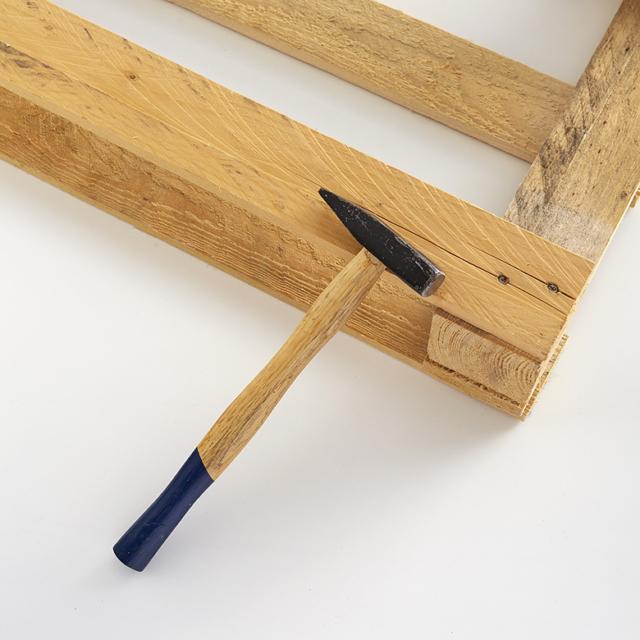 Con l’aiuto di pinza e martello eliminate i chiodi in eccesso e quelli in evidenza che potrebbero risultare pericolosi. Quindi togliete le parti di legno rotto e le schegge troppo presenti che potrebbero diventare un problema, rendendo difficoltoso il procedimento di decorazione e trasformazione. Con l’aiuto di pinza e martello eliminate i chiodi in eccesso e quelli in evidenza che potrebbero risultare pericolosi. Quindi togliete le parti di legno rotto e le schegge troppo presenti che potrebbero diventare un problema, rendendo difficoltoso il procedimento di decorazione e trasformazione.