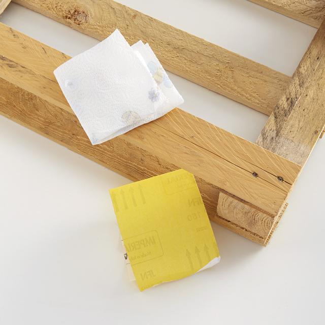 Pulite i bancali con un panno di stoffa o di carta, così da eliminare l’eventuale presenza di sporcizia, polvere e ragnatele. Carteggiate la parte interna ed esterna del bancale con la carta vetrata per ottenere una superficie omogenea, facile da dipingere e trattare. Ripassate più volte se necessario e lavorate indossando guanti da lavoro o da cucina. Pulite i bancali con un panno di stoffa o di carta, così da eliminare l’eventuale presenza di sporcizia, polvere e ragnatele. Carteggiate la parte interna ed esterna del bancale con la carta vetrata per ottenere una superficie omogenea, facile da dipingere e trattare. Ripassate più volte se necessario e lavorate indossando guanti da lavoro o da cucina.
