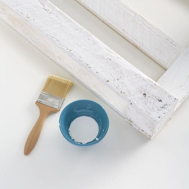 Appoggiate il bancale in orizzontale sopra un ampio piano ricoperto con plastica o carta di giornale, dipingete con una mano di pittura bianca diluita con poca acqua. Lasciate asciugare e ripetete per ottenere una campitura uniforme, avendo cura di passare il pennello anche nelle parti interne e più nascoste. Girate il bancale e colorate anche l’altro lato. Appoggiate il bancale in orizzontale sopra un ampio piano ricoperto con plastica o carta di giornale, dipingete con una mano di pittura bianca diluita con poca acqua. Lasciate asciugare e ripetete per ottenere una campitura uniforme, avendo cura di passare il pennello anche nelle parti interne e più nascoste. Girate il bancale e colorate anche l’altro lato.