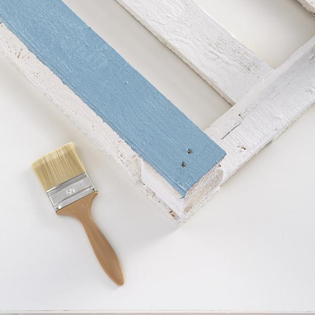 Decorate il bancale a piacere scegliendo le tonalità più amate, stendendo la pittura sulle assi alternandole con il bianco di base, quindi ripetete se necessario. Per una decorazione più complessa potete creare un effetto cromatico alternando tonalità differenti per ogni asse, ma realizzando un oggetto cromaticamente gradevole e armonico. Decorate il bancale a piacere scegliendo le tonalità più amate, stendendo la pittura sulle assi alternandole con il bianco di base, quindi ripetete se necessario. Per una decorazione più complessa potete creare un effetto cromatico alternando tonalità differenti per ogni asse, ma realizzando un oggetto cromaticamente gradevole e armonico.