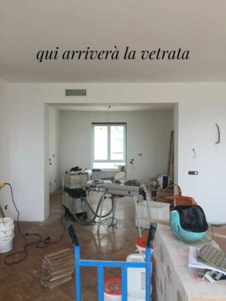 Parete costruita, manca la vetrata Parete costruita, manca la vetrata