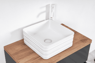 lavabo d’appoggio squadrato (codice LAV31) di Deghi presenta delle scanalature in ceramica bianca opaca lavabo d’appoggio squadrato (codice LAV31) di Deghi presenta delle scanalature in ceramica bianca opaca