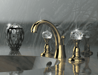 batteria da lavabo in finitura oro lucido Crystal di Daniel Rubinetterie presenta manopole gioiello in cristallo Swarovski batteria da lavabo in finitura oro lucido Crystal di Daniel Rubinetterie presenta manopole gioiello in cristallo Swarovski
