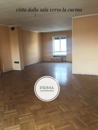 Stato di fatto della sala verso la cucina prima dei lavori Stato di fatto della sala verso la cucina prima dei lavori