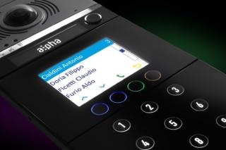 Versione digitale con display e pulsanti soft touch Versione digitale con display e pulsanti soft touch